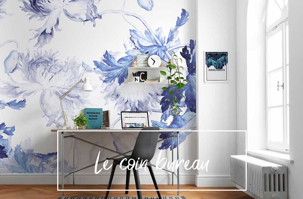 Papier peint panoramique floral bleu sur fond blanc pour bureau